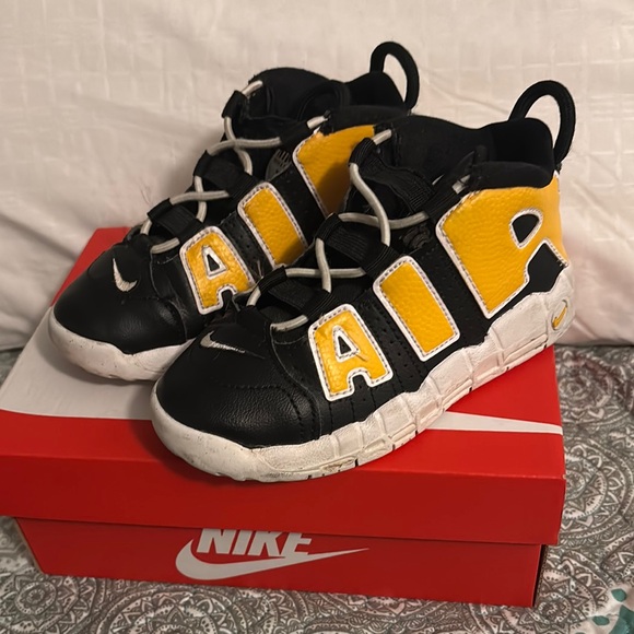 Nike Black and Yellow Sneakers Bold Design - Picture 3 of 3